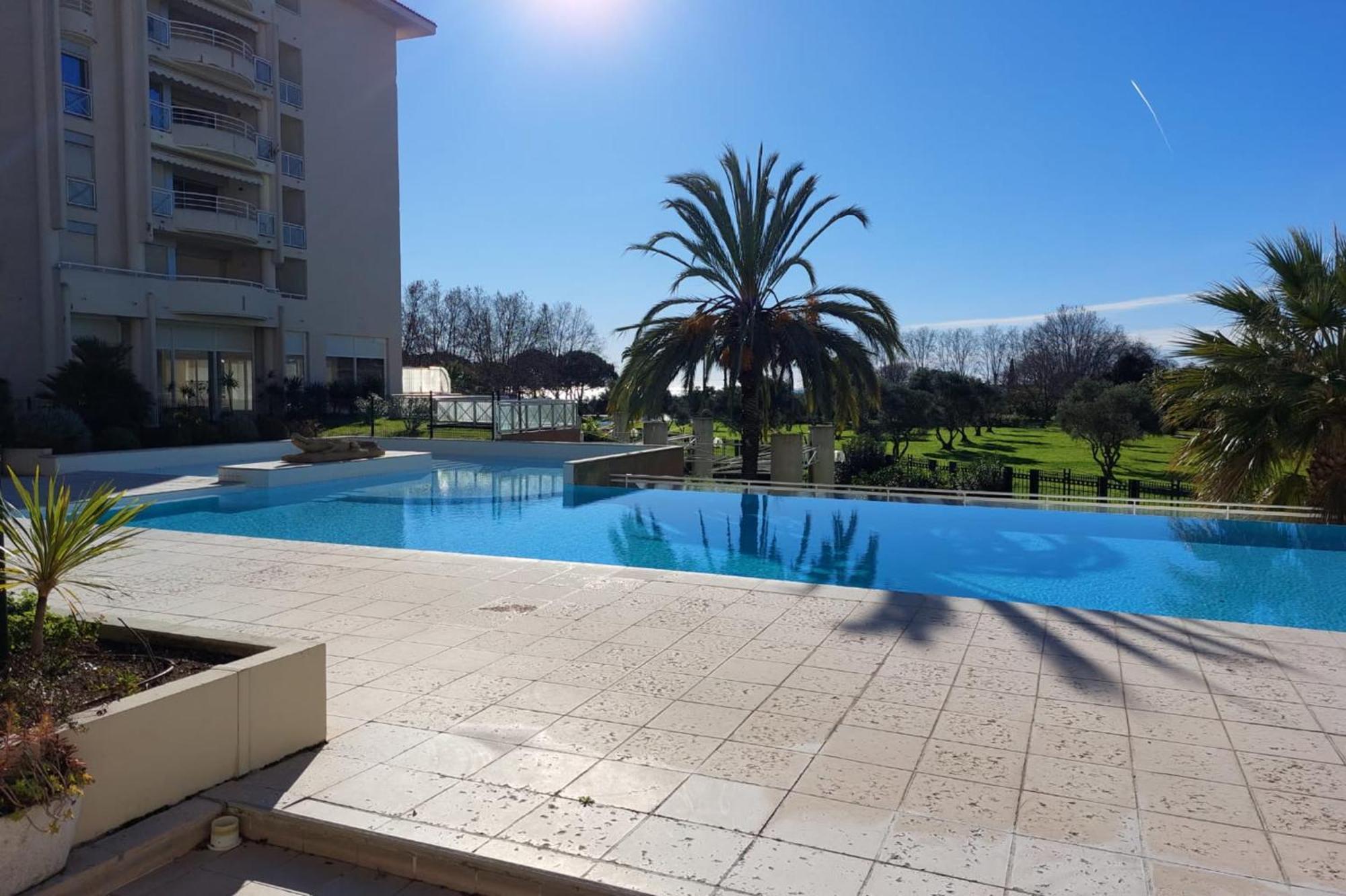 Cosy Seaside With A Pool Apartment